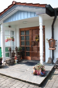 Bild: Außenansicht Haus Kehle, Blick zur Haustür