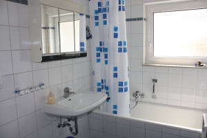 Bild: Blick ins Badezimmer mit Badewanne und Waschbecken