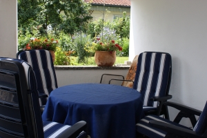 Bild: Blick auf die überdachte Terrasse am Seiteneingang der Ferienwohnung