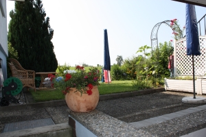 Bild: Blick von der überdachten Terrasse in Richtung Garten