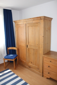 Bild: Schlafzimmer, Blick vom Bett auf Schrank und Kommode
