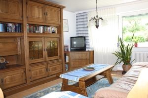 Bild: Wohnzimmer, Blick auf Schrankwand und Fernseher