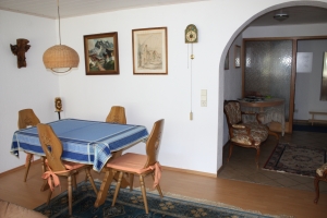 Bild: Wohnzimmer, Blick auf den Esstisch